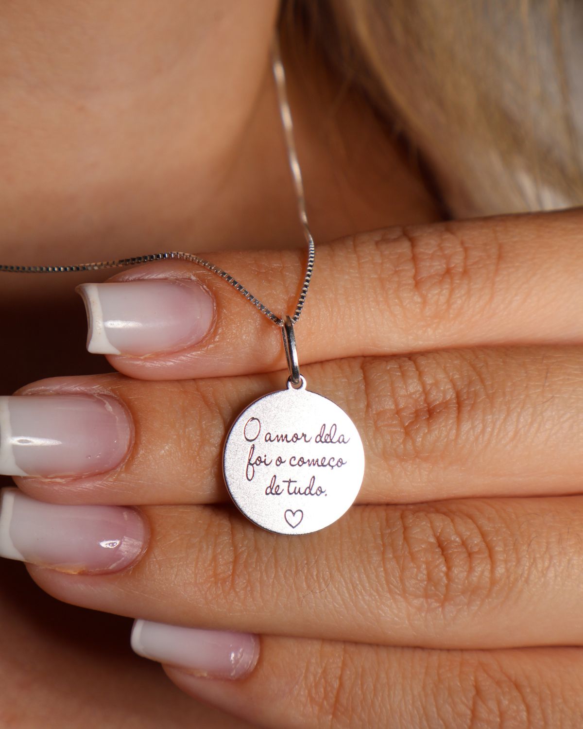 Colar Medalha O amor dela foi o começo de tudo Em Prata 925