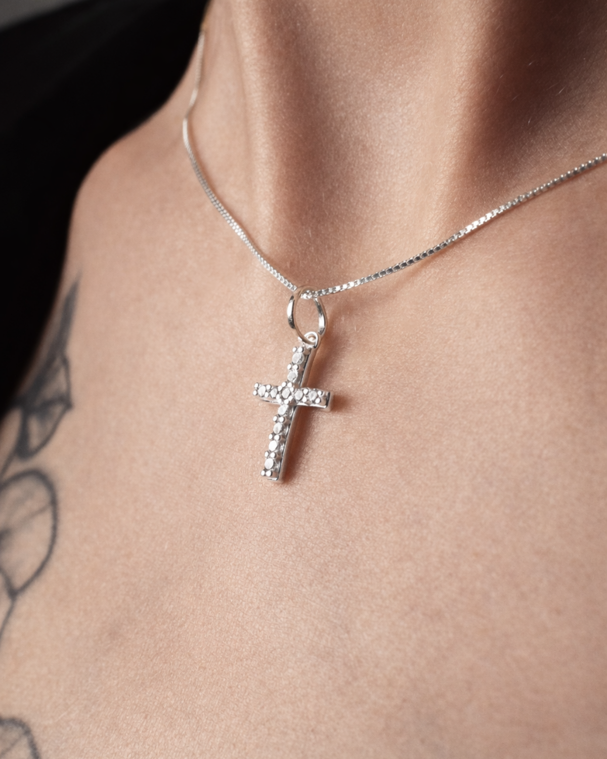 Colar Cruz Cravejada em Prata 925