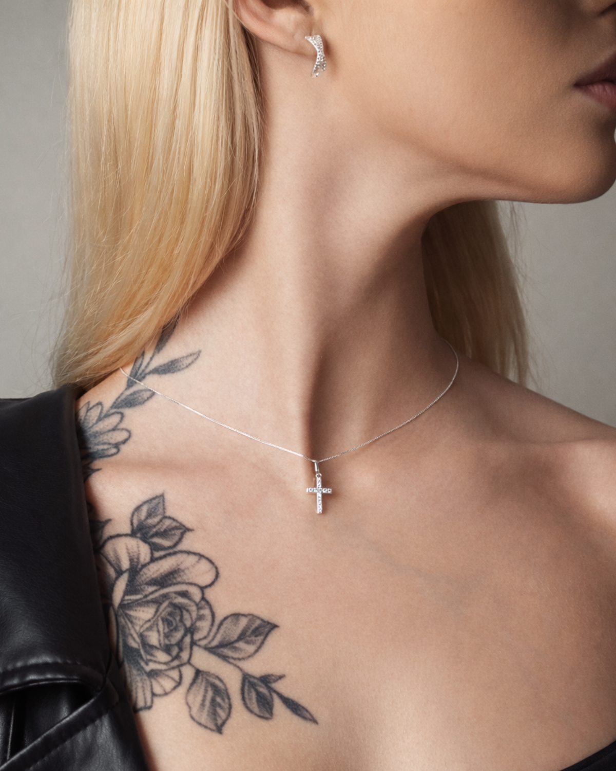 Colar Cruz Cravejada em Prata 925