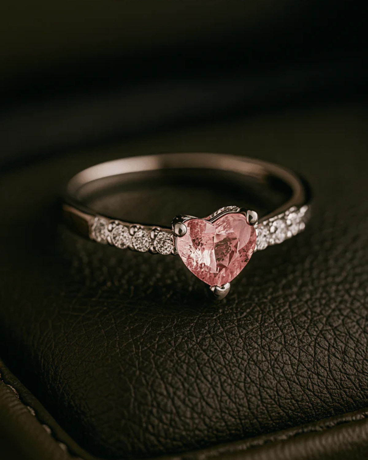 Anel Solitário Meia Aliança Rosa Claro de Prata 925