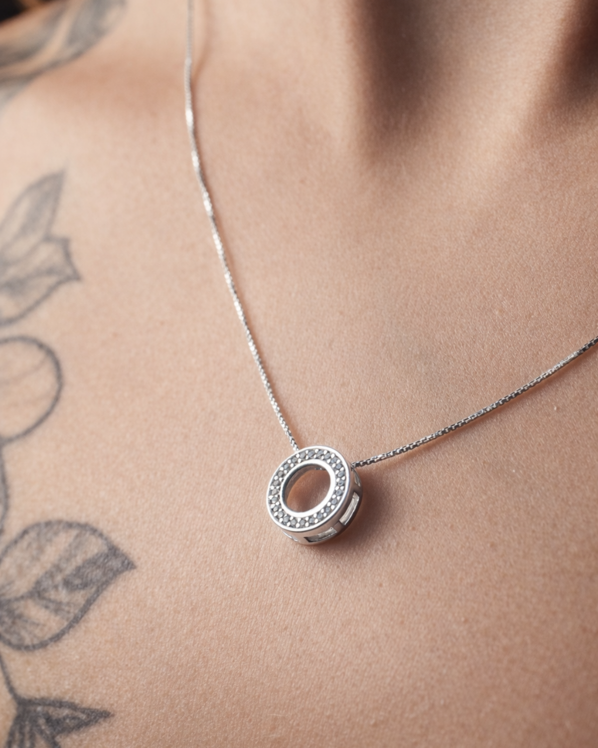 Colar Círculo Vazado Cravejado Prata 925