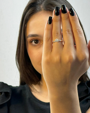 Anel Solitário em Prata Elegância e Simplicidade em Cada Detalhe