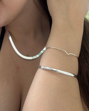 Pulseira Bracelete Fio V Ajustável em Prata