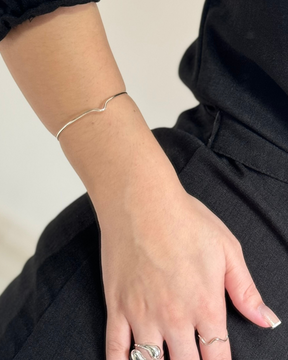 Pulseira Bracelete Fio V Ajustável em Prata