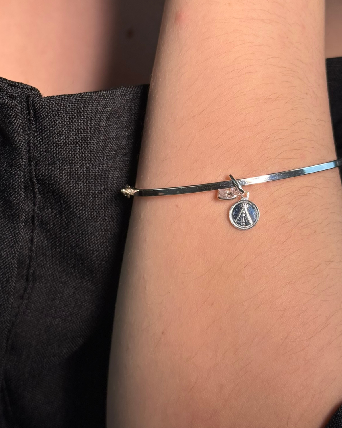 Bracelete Liso com Pingente Nossa Senhora em Prata 925