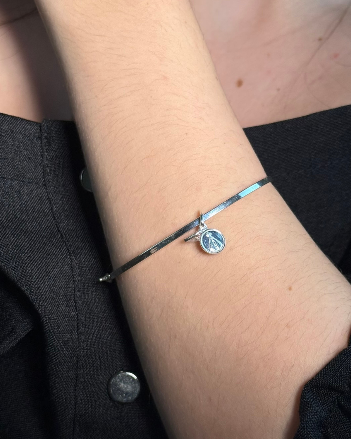 Bracelete Liso com Pingente Nossa Senhora em Prata 925