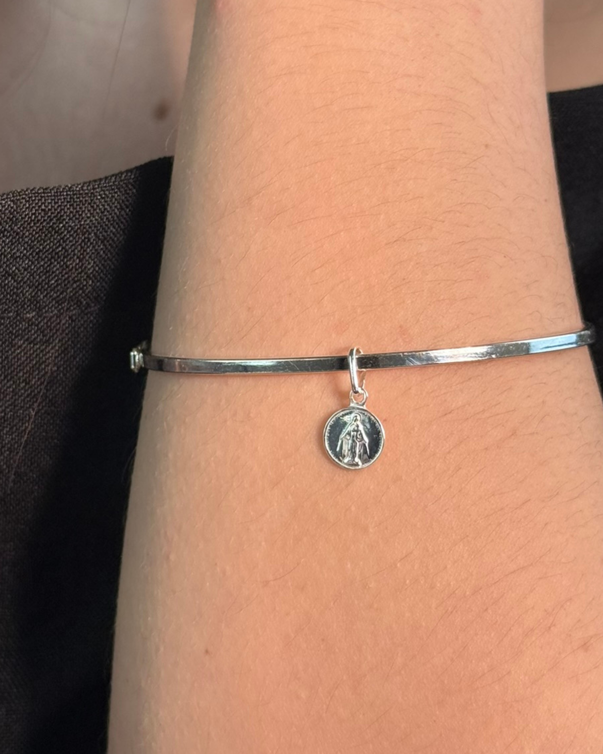 Bracelete Liso com Pingente Nossa Senhora das Graças em Prata 925