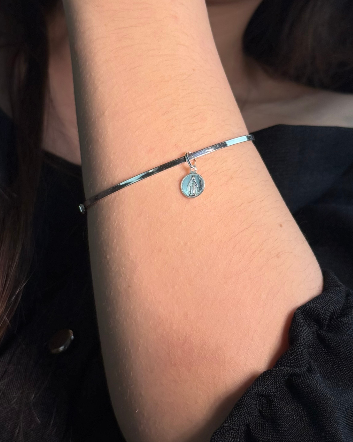 Bracelete Liso com Pingente Nossa Senhora das Graças em Prata 925