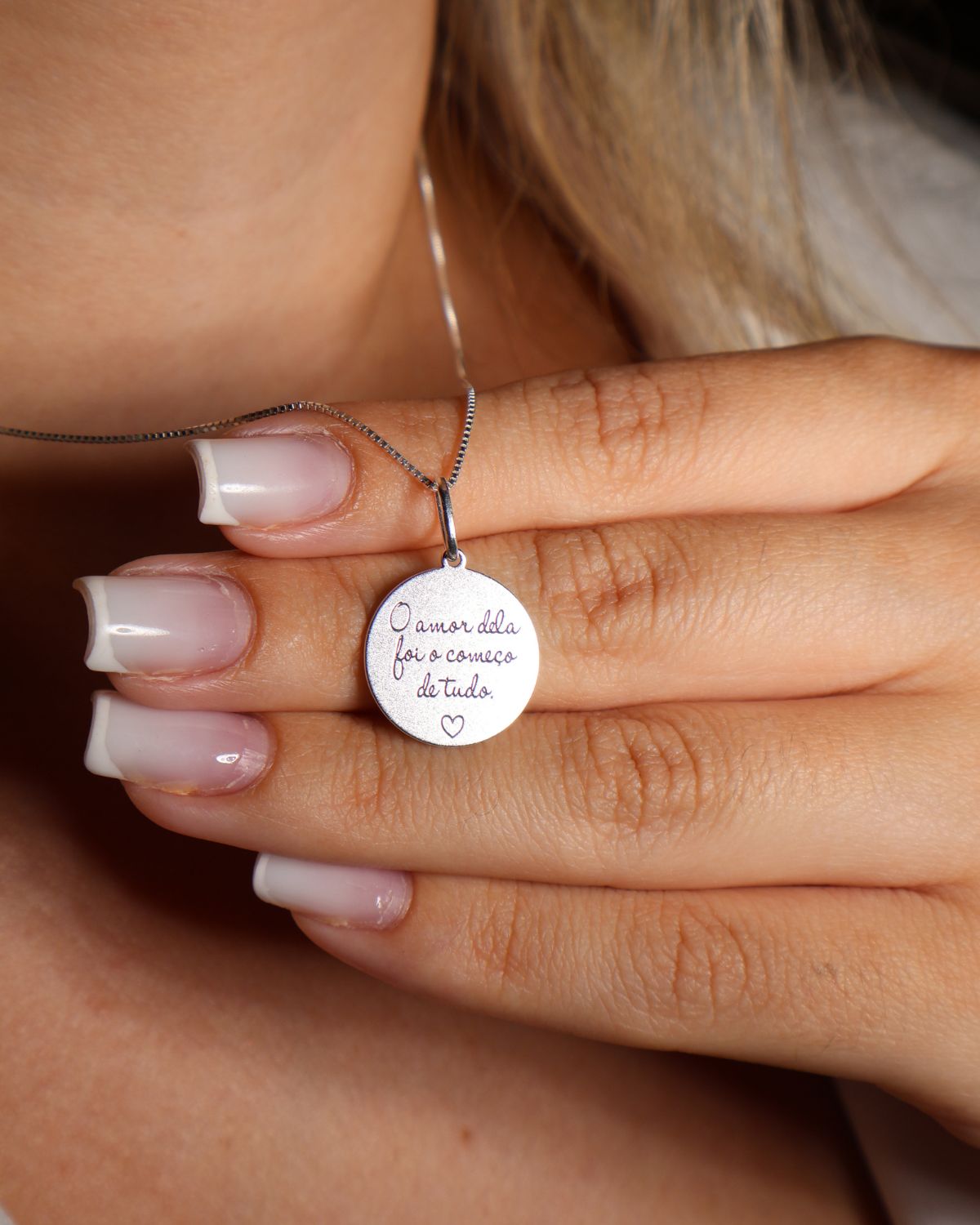 Colar Medalha O amor dela foi o começo de tudo Em Prata 925
