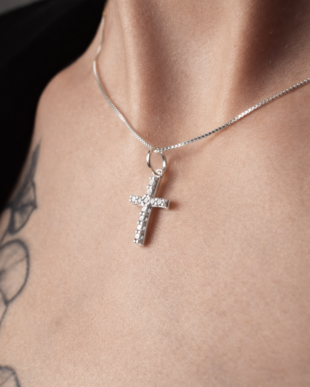 Colar Cruz Cravejada em Prata 925