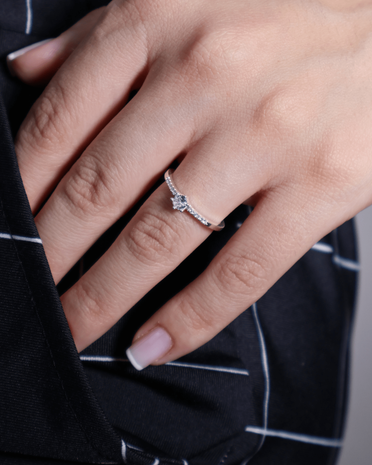 Anel Solitário Zircônia Cravejado Prata 925 - Karina Pratas