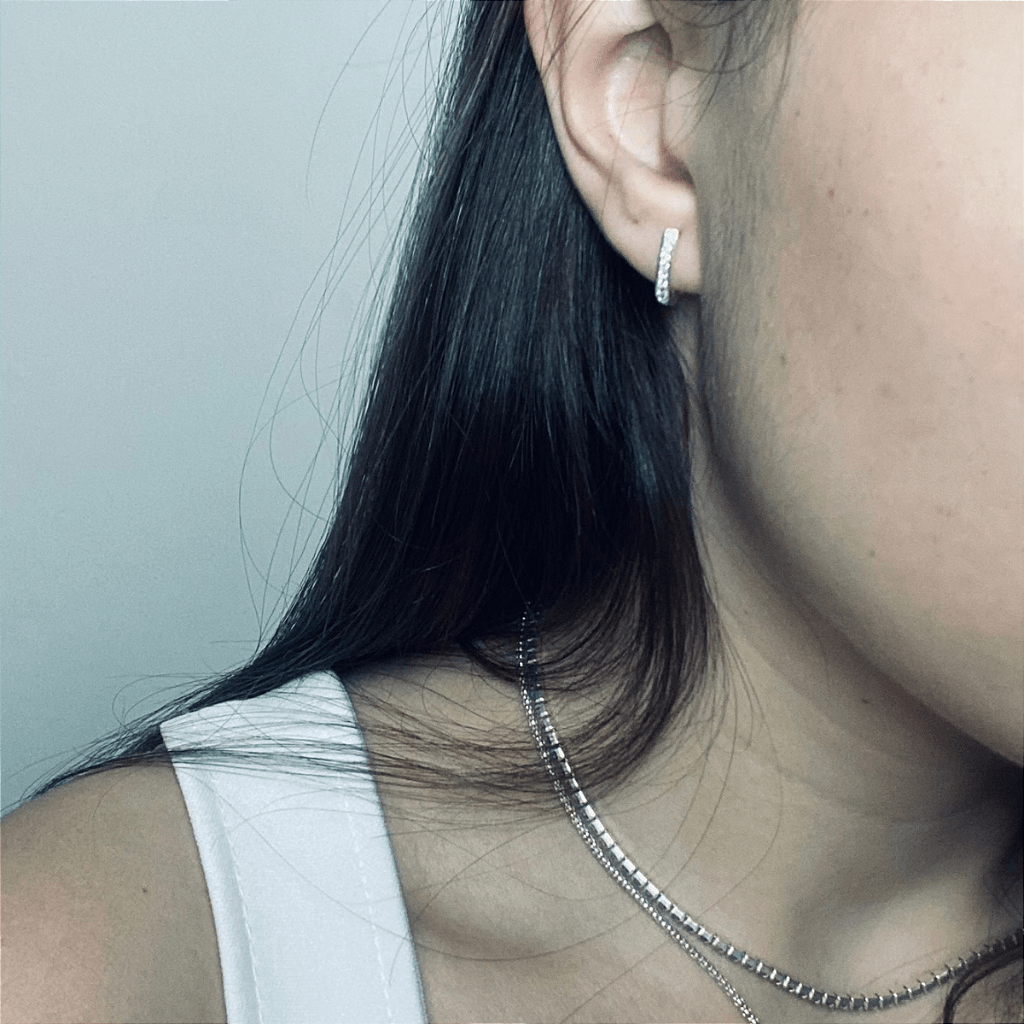 Argola Oval Cravejada em Prata 925 - Karina Pratas