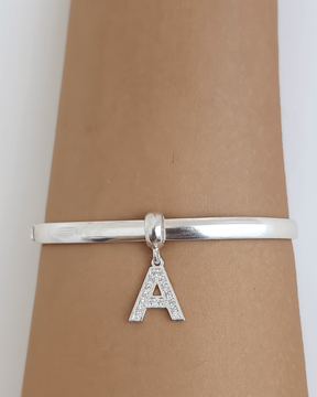 Berloque letras Cravejada Prata 925 - Karina Pratas