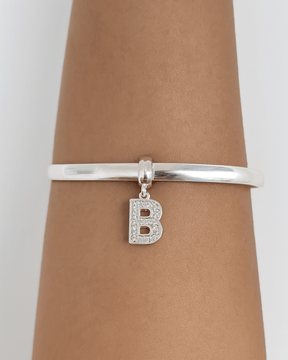 Berloque letras Cravejada Prata 925 - Karina Pratas