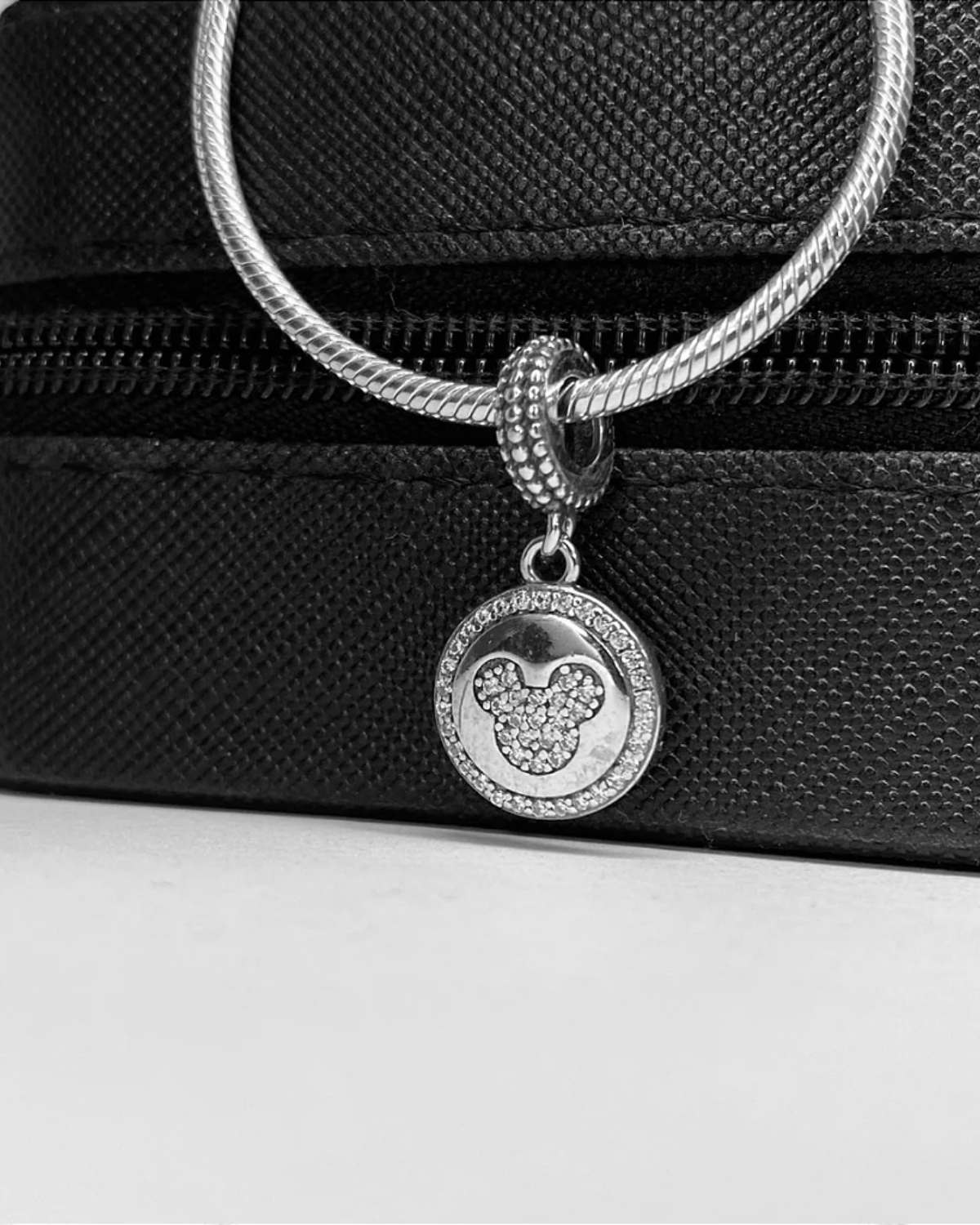 Berloque Minnie Cravejado Em Prata 925 - Karina Pratas