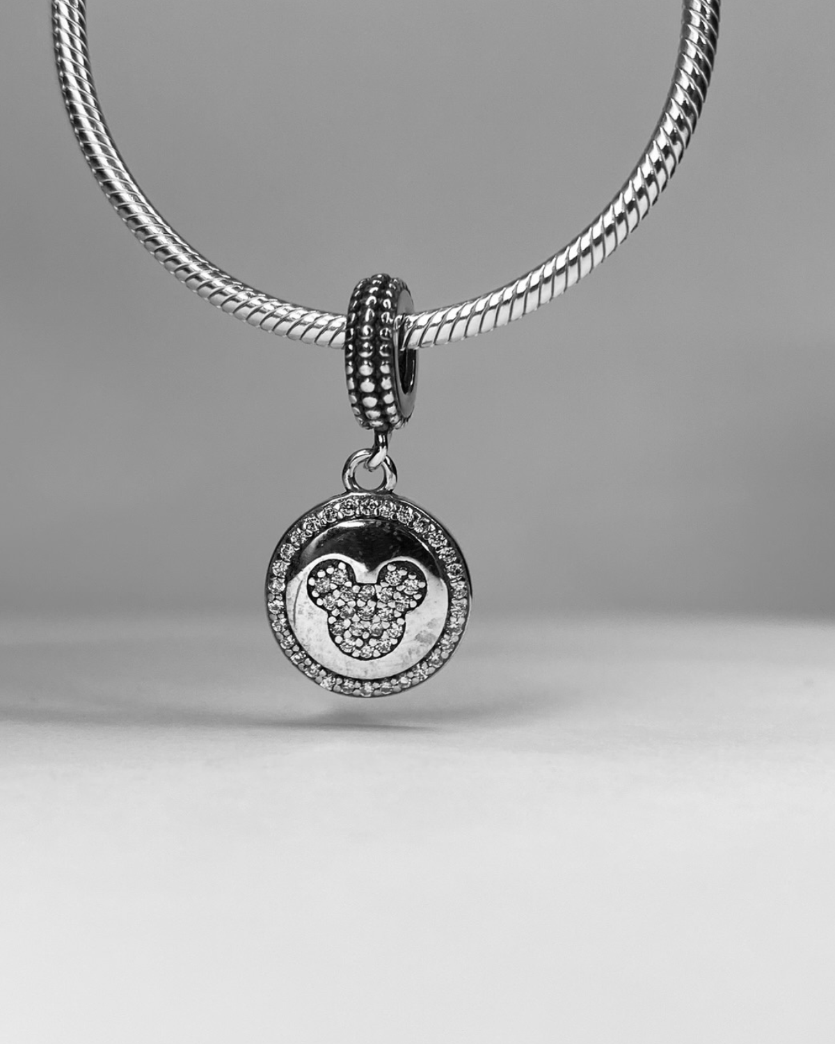 Berloque Minnie Cravejado Em Prata 925 - Karina Pratas