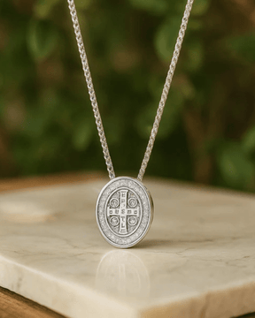 Escapulário São Bento Oval Placa Móvel em Prata 925 - Karina Pratas