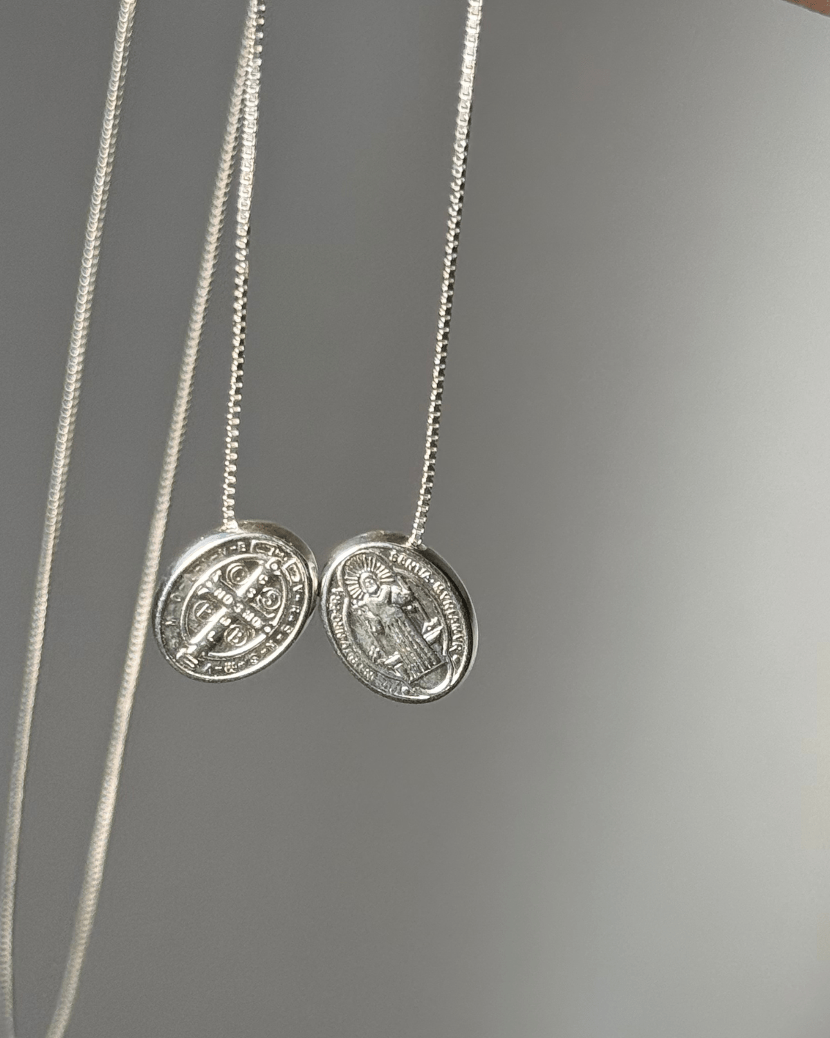 Escapulário São Bento Oval Placa Móvel em Prata 925 - Karina Pratas