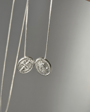 Escapulário São Bento Oval Placa Móvel em Prata 925 - Karina Pratas